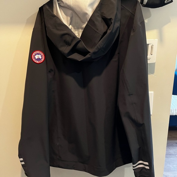 Men’s Canada Goose Rain Jacket - New Condition (Size L) - Picture 8 of 11